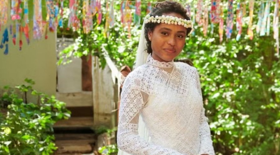 [Costureira e rendeira baiana cria vestido do casamento de protagonista da novela 'Renascer']