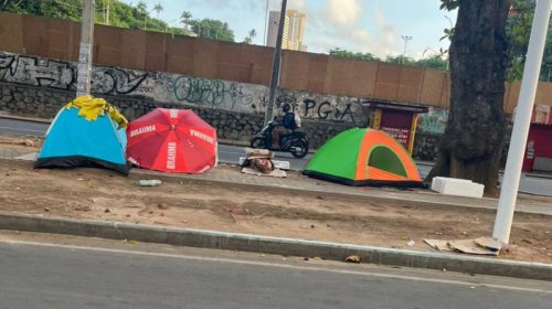 [Faltando uma semana para carnaval, Barra vira ponto de acampamento para ambulantes; entidades...]