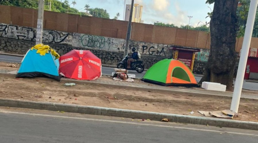 [Faltando uma semana para carnaval, Barra vira ponto de acampamento para ambulantes; entidades se manifestam]