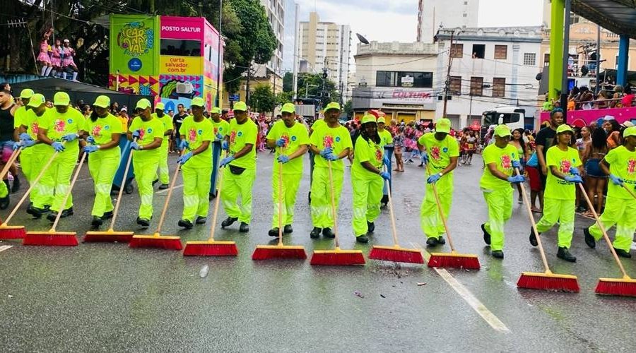 [Limpurb atuará com mais de 3 mil profissionais no Carnaval de Salvador]