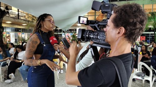 [Em lançamento de novo livro na Biblioteca Central da Bahia, Bárbara Carine fala sobre classici...]