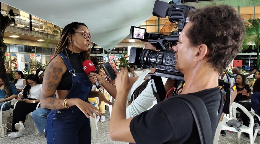 [Em lançamento de novo livro na Biblioteca Central da Bahia, Bárbara Carine fala sobre classicismo e racismo]