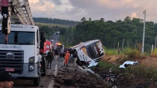 [Sobe para nove total de mortos em acidente com ônibus na Bahia]