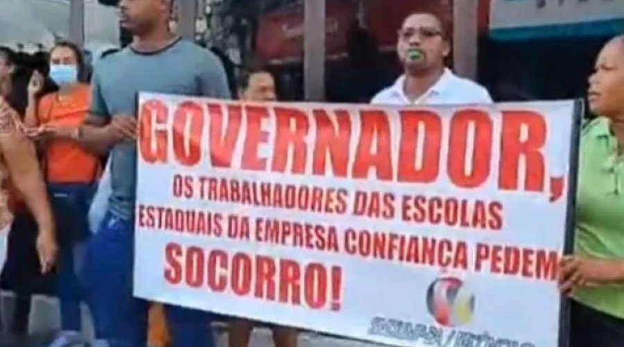 [SAJ: Trabalhadores terceirizados protestam por salários atrasados em escolas estaduais.]