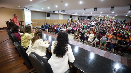 [Seades entrega kits e lança livro para reforçar proteção de crianças e adolescentes na Bahia]