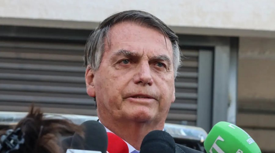 [PF liga Bolsonaro a esquema para desviar mais de R$ 6,8 milhões]