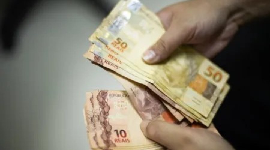 [Governo projeta aumento do salário mínimo em 2025; saiba valor]