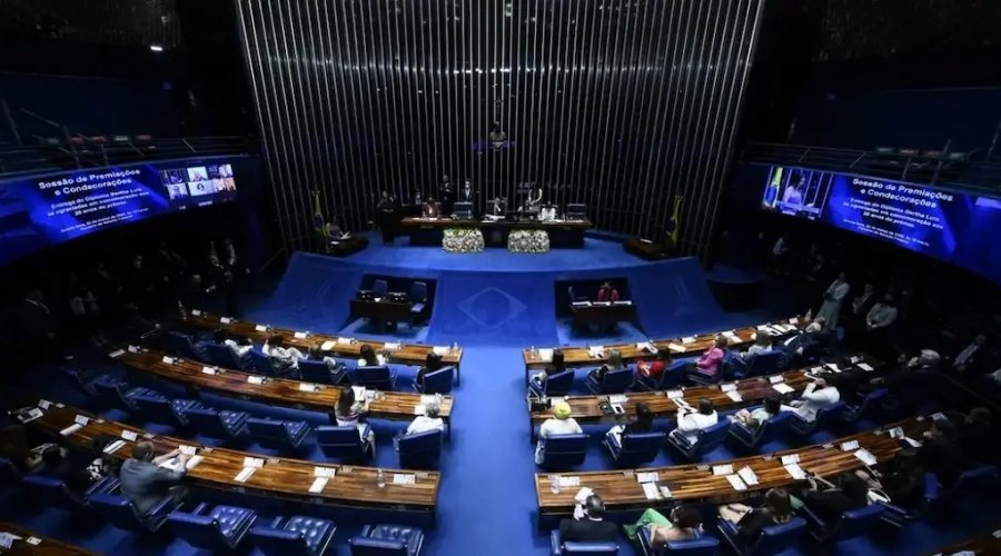 [Comissão do Senado aprova isenção de FGTS e INSS para aposentado que trabalha]