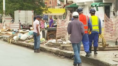 [Quatro estudantes caem em buraco após placa de concreto de canal ceder em bairro de Salvador]