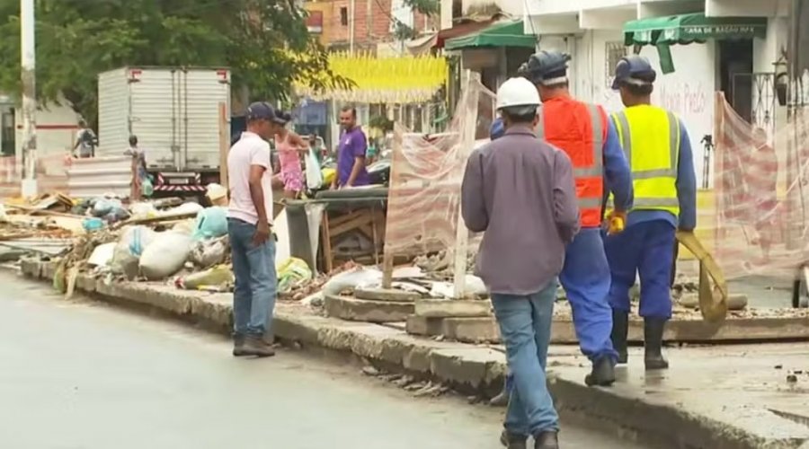 [Quatro estudantes caem em buraco após placa de concreto de canal ceder em bairro de Salvador]