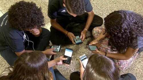 [Escolas buscam soluções para regular o uso de celular pelos alunos]