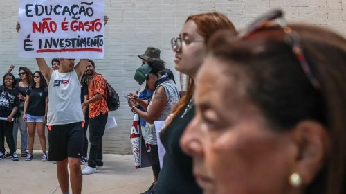 [Servidores públicos defendem melhores salários e condições de trabalho]