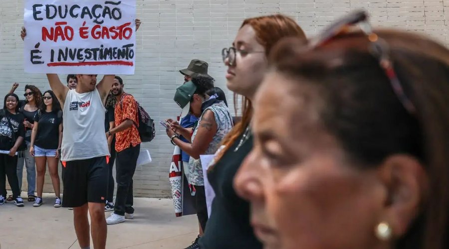 [Servidores públicos defendem melhores salários e condições de trabalho]