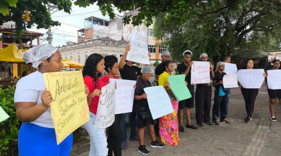 [Trabalhadores protestam na Ribeira contra retirada de mesas e cadeiras das calçadas]