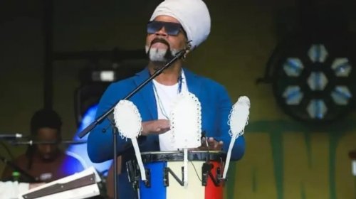 [Cores de Ogum e ritmos de afoxé: Bahia anuncia camisa inspirada em Carlinhos Brown]