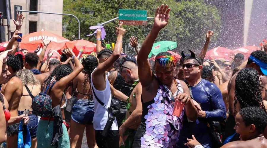 [Blocos de rua gratuitos são atração preferida de quem curte carnaval]