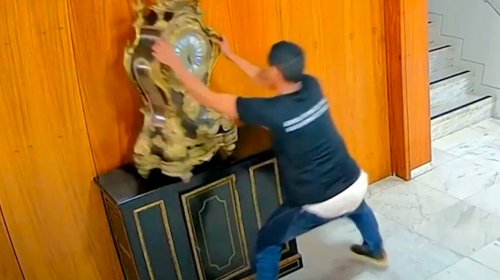 [Justiça solta homem que quebrou relógio histórico em atos golpistas]