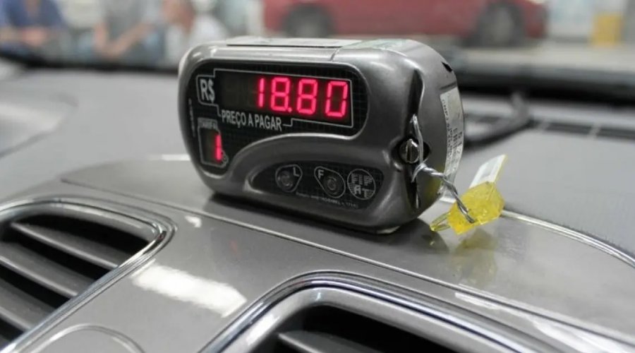 [Taxistas serão isentos de taxa de verificação de taxímetros, anuncia Lula]