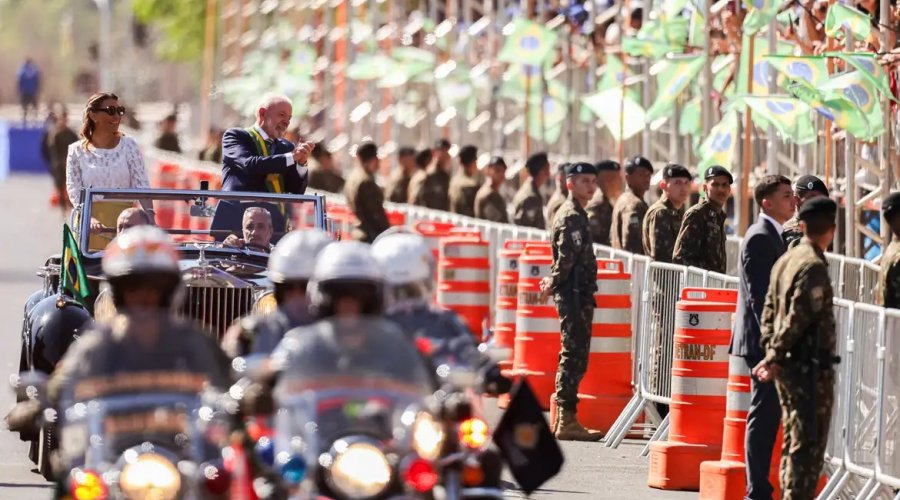 [Lula e ministros acompanham desfile; público entoa 
