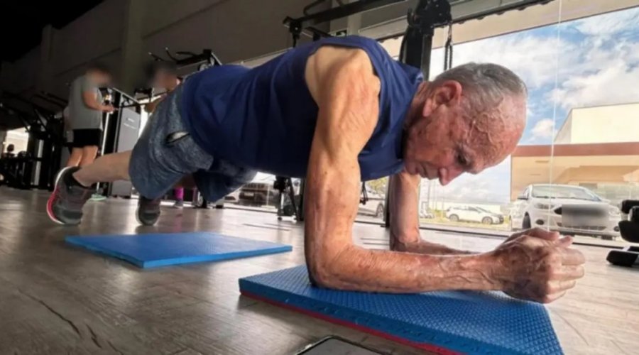 [Baiano de 79 anos supera 1 hora de prancha e vira motivação na academia]
