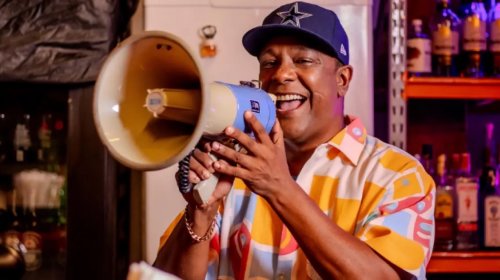 [Márcio Victor confirma retorno aos palcos após período de internação em Salvador]