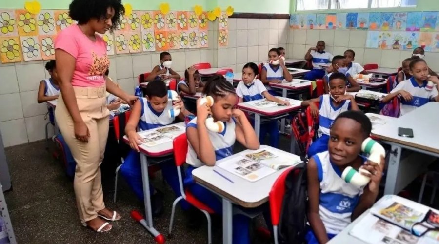 [Prefeitura propõe reajuste de 5,4% para professores e cria programa de bolsas para alunos da EJA]