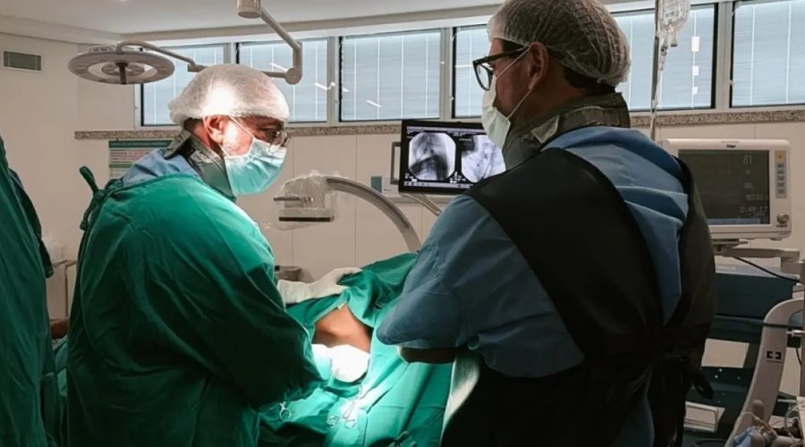 [Homem baleado em tentativa de assalto recebe tratamento experimental com polilaminina na Bahia]