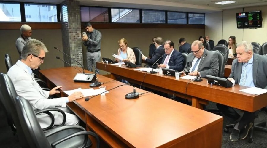 [CCJ da AL-BA aprova projeto que limita exigência de CPF em farmácias]
