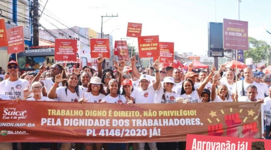 [SindilimpBA leva garis e margaridas às ruas no 2 de Julho para cobrar aprovação do PL 4146/2020]