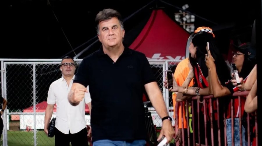 [Fábio Mota critica ausência de dirigentes do Grêmio no Barradão e cobra dívida com o Vitória ]