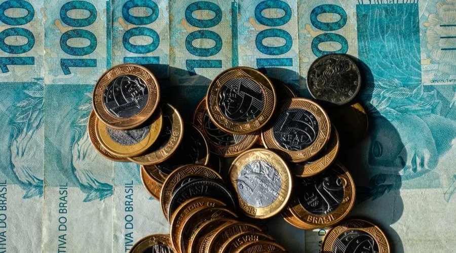 [Dólar começa o dia em queda]