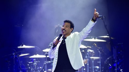 [Lionel Richie passa mal durante show e é levado para UTI nos Estados Unidos]
