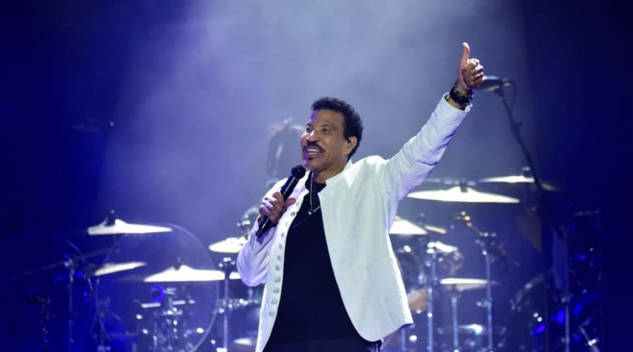 [Lionel Richie passa mal durante show e é levado para UTI nos Estados Unidos]