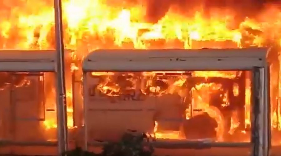 [Veja vídeo: Ônibus pega fogo e deixa trânsito lento na Avenida Paralela]