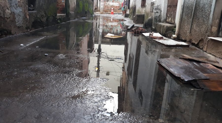 [Denúncia: moradores de Pernambués reclamam de esgoto que enche a rua e deixa moradores ilhados; veja vídeo]