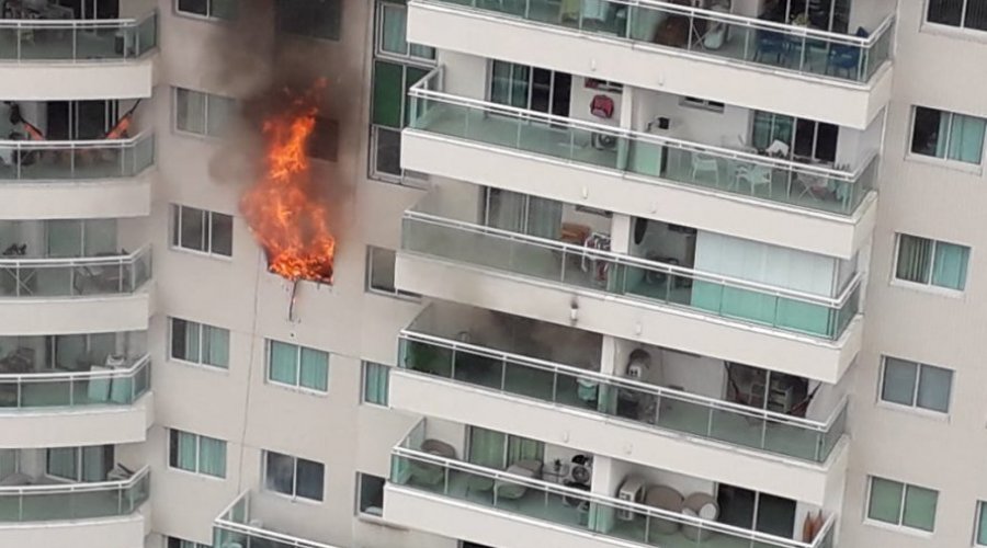 [Veja vídeo: Apartamento pega fogo na Av. Tancredo Neves]