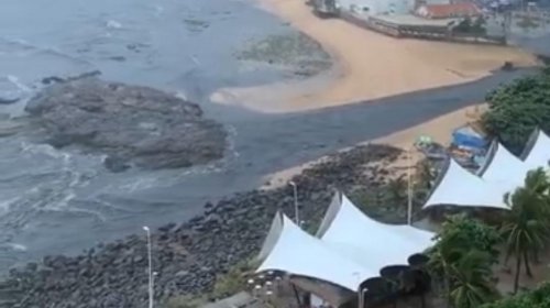 [Veja vídeo: esgoto transborda e invade mar no Rio Vermelho]