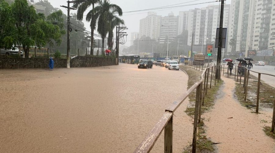 [Veja vídeos: Com chuva forte, Salvador tem pontos de alagamento nem diversos bairros]