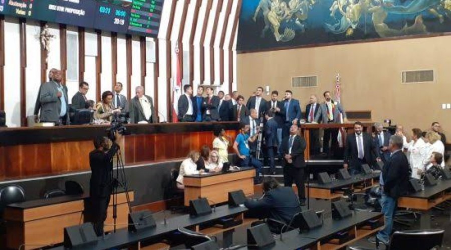 [Veja vídeo: Sindicalistas invadem a ALBA durante votação da PEC da Previdencia e jogam ovos em deputados ]