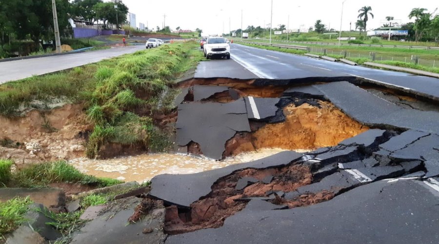 [Veja vídeo: Cratera se abre em trecho da BR-324 e pista é interditada]